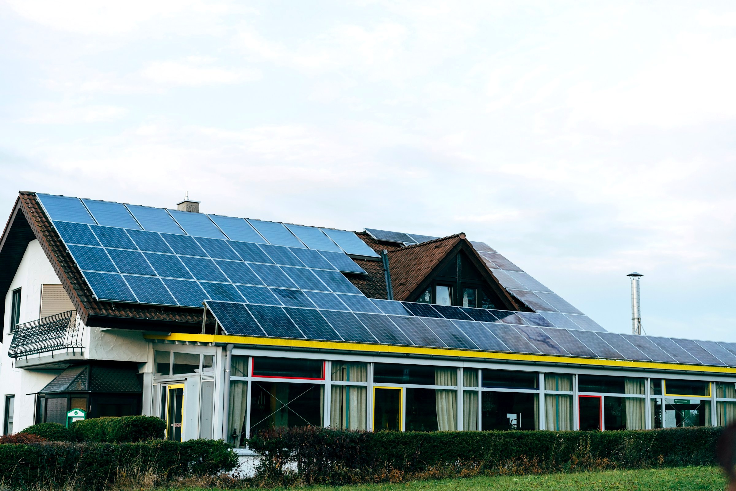 Eigenheim mit Solaranlage auf dem Dach