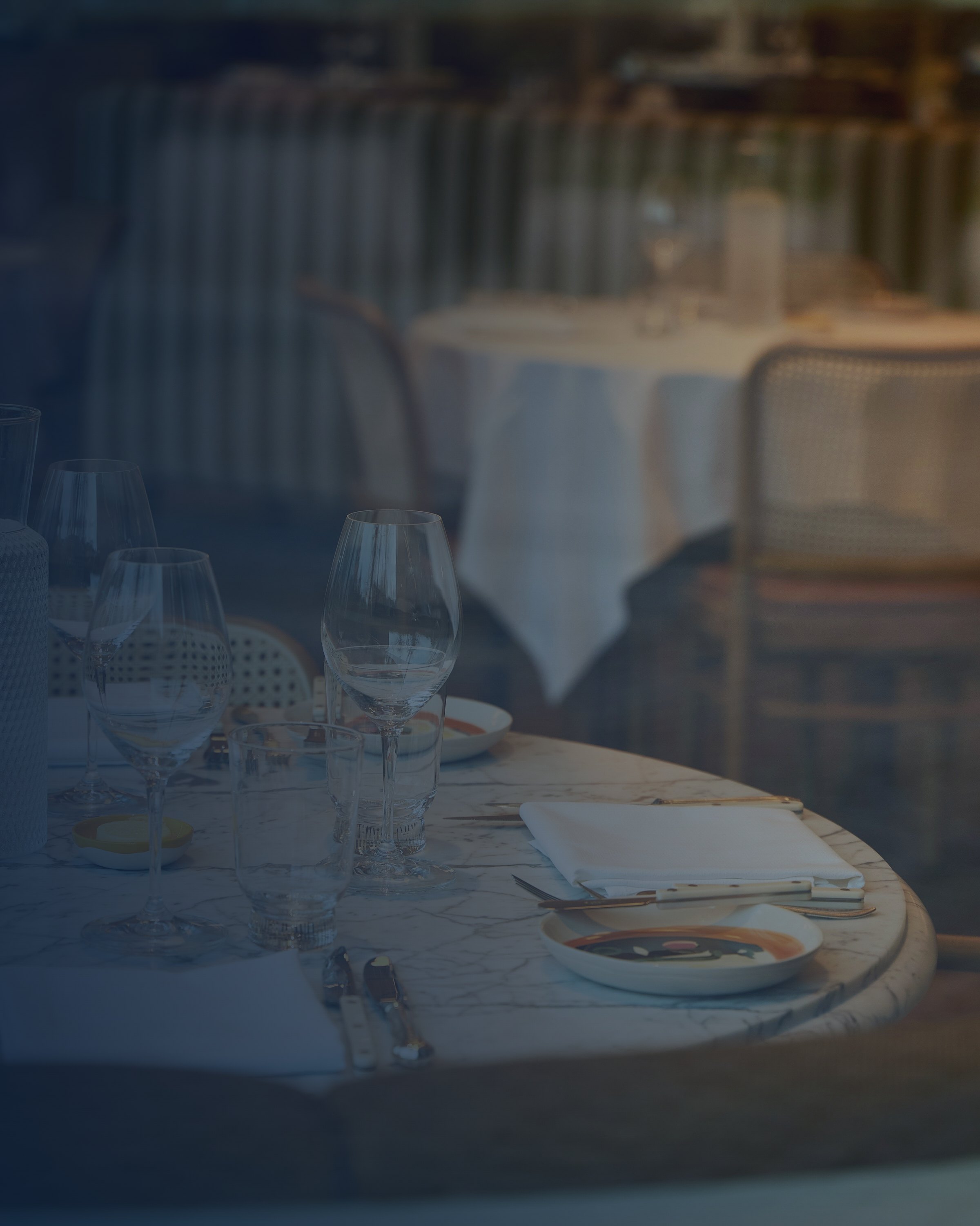 Gedeckte Restauranttische mit Gläsern, Inkasso für Gastronomie und Hotellerie