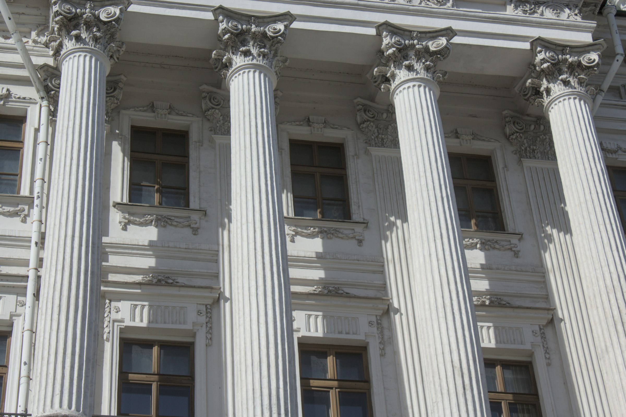Säulenfassade eines Justizgebäudes