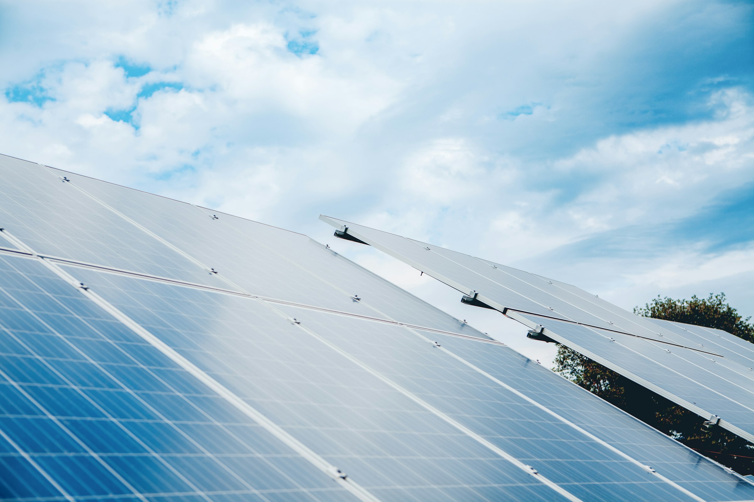 Solarmodule vor blauem Himmel