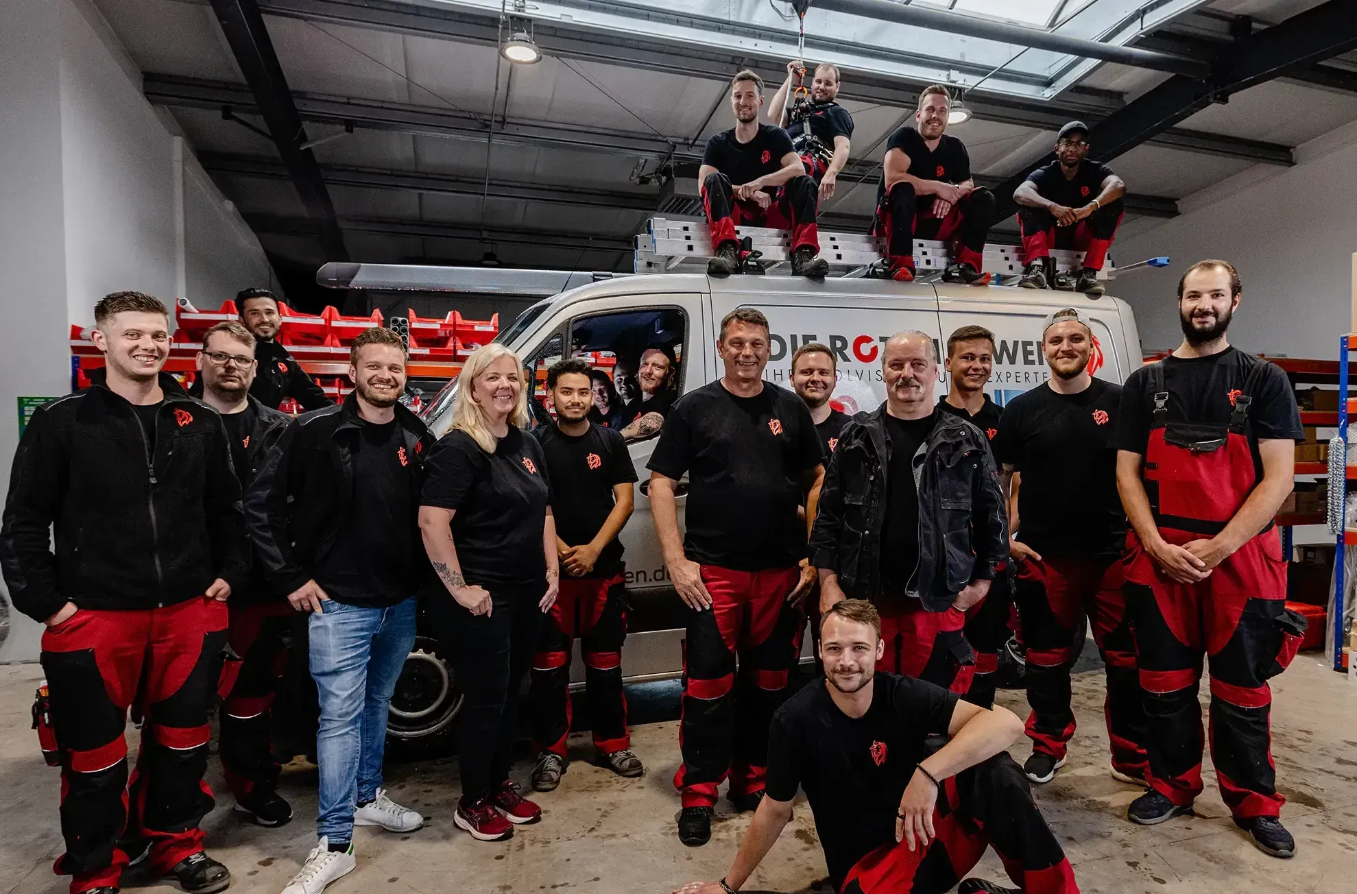 Team der Roten Löwen Braunschweig vor Firmenfahrzeug, Fachbetrieb für Heizung und Service