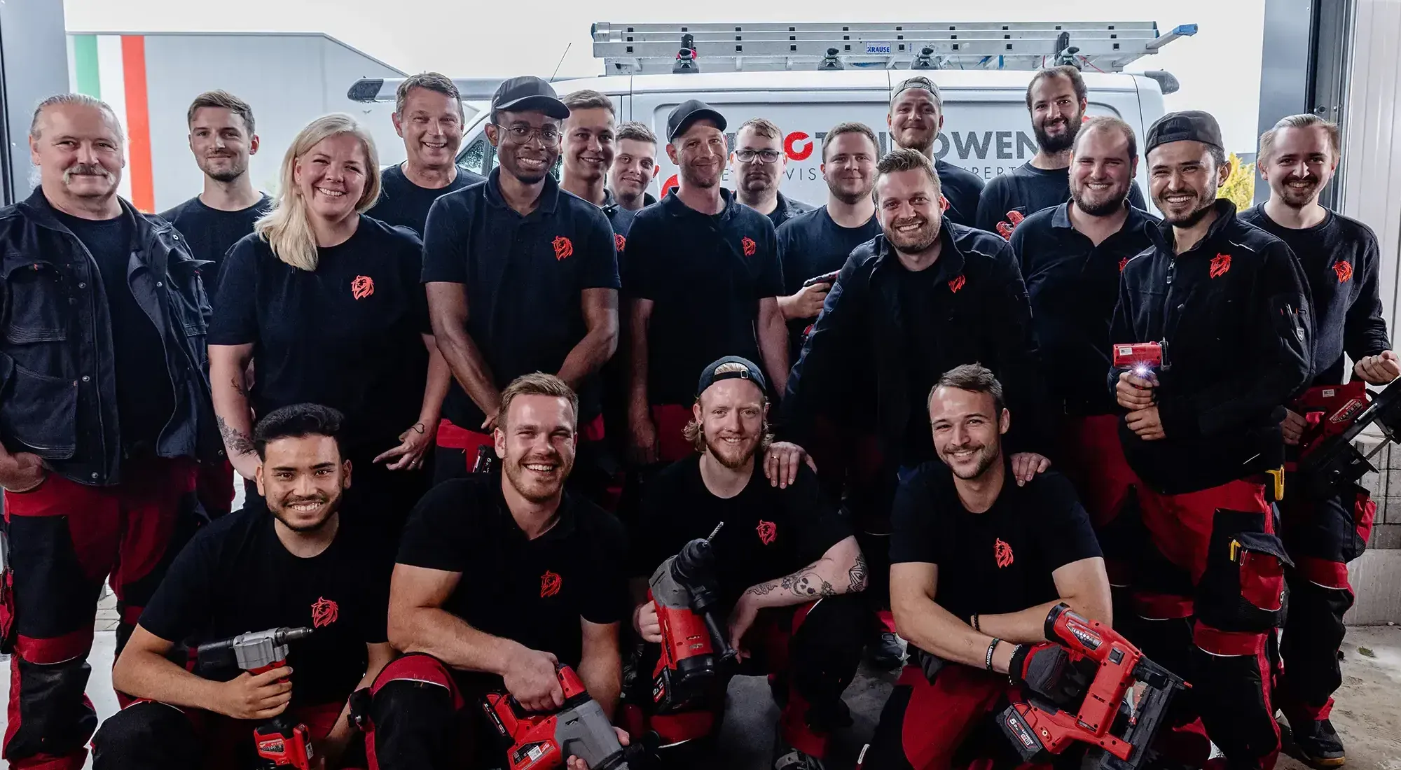 Team der Roten Löwen Braunschweig mit Werkzeug vor dem Firmenfahrzeug, Fachbetrieb für Heizung und Installation